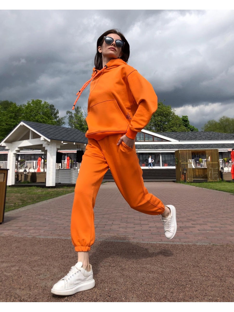 Оранжевый спортивный костюм
