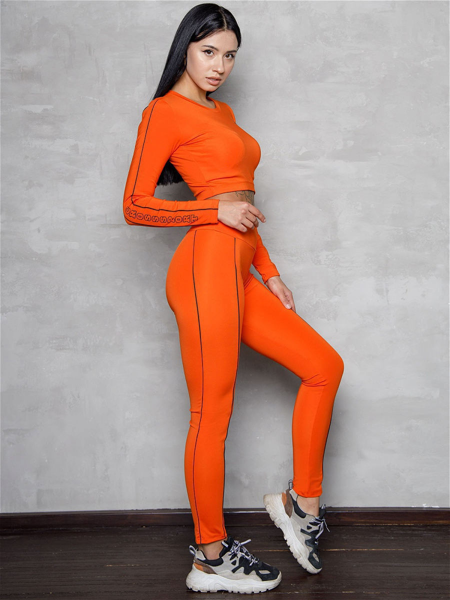 Оранжевый спортивный костюм