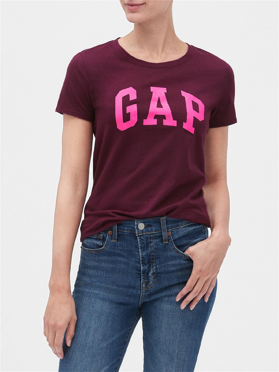 Gap t shirt. Футболка гэп бордовая. Футболка gap женская. Бордовая футболка женская. Гэп Фэктори.