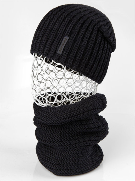 Вязаный спицами черно-белый свитер для женщин.