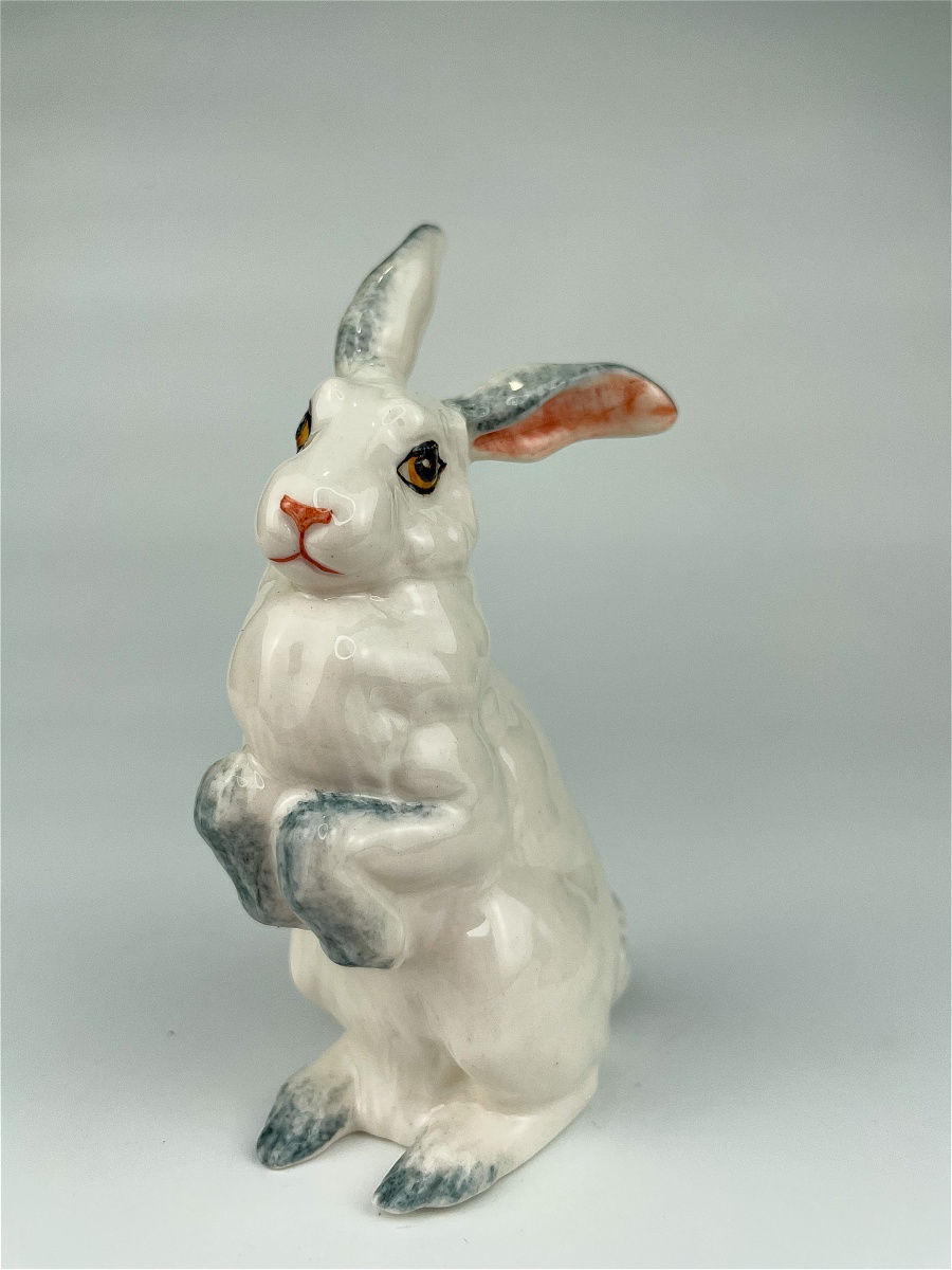 Фарфор кролик. Фарфоровый заяц. Фарфоровые фигурки кролика. Статуэтка «заяц». Заяц фарфоровый статуэтка.