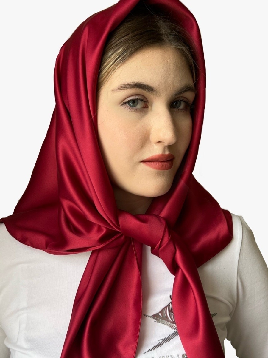 Красный платок на голове