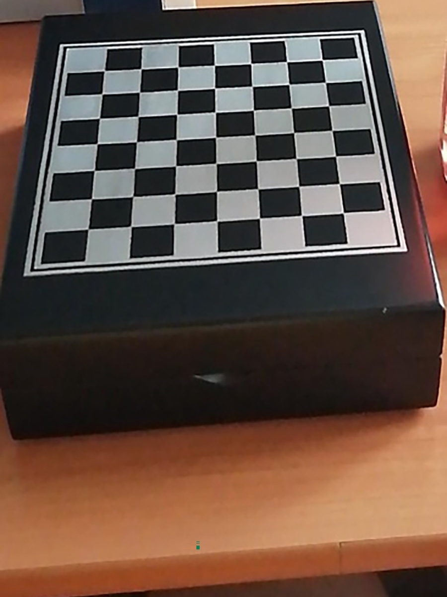Шахматная доска имеет форму квадрата определи