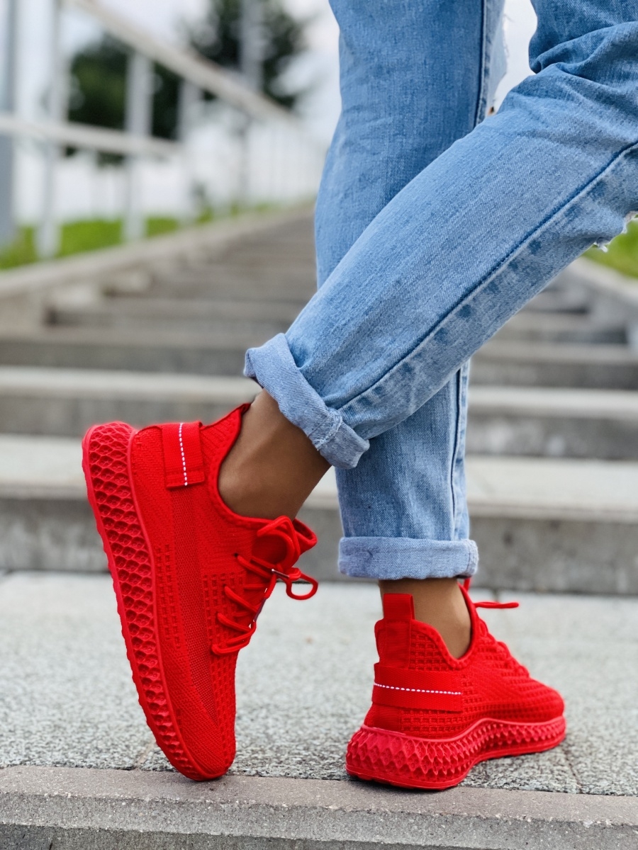 Красные кроссовки женские
