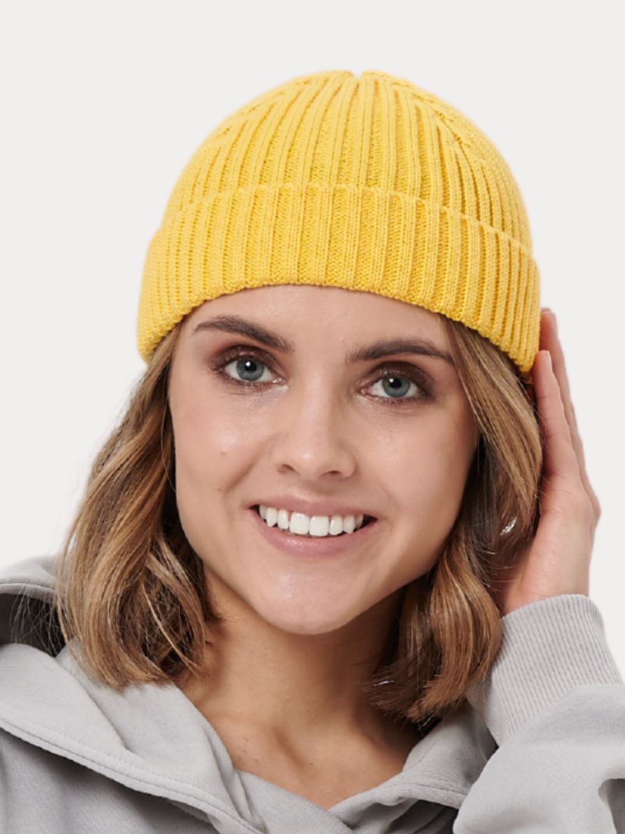 Желтая шапка бини с чем носить