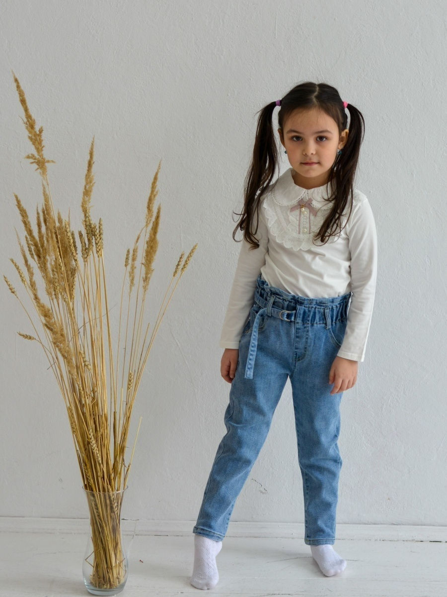 Девочка 6 лет в джинсах