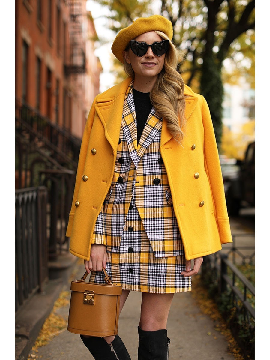 Желтое пальто образы