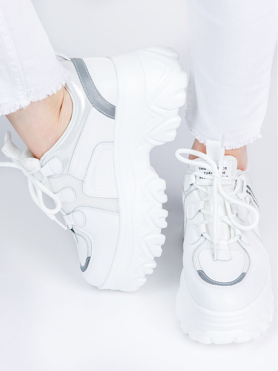Крутые белые кроссовки