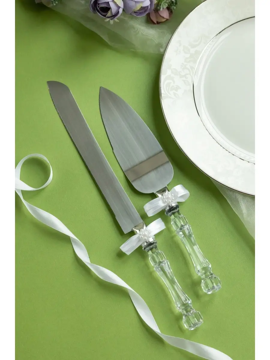 Нож для свадебного торта – деталь, дополняющая картину свадебной церемонии