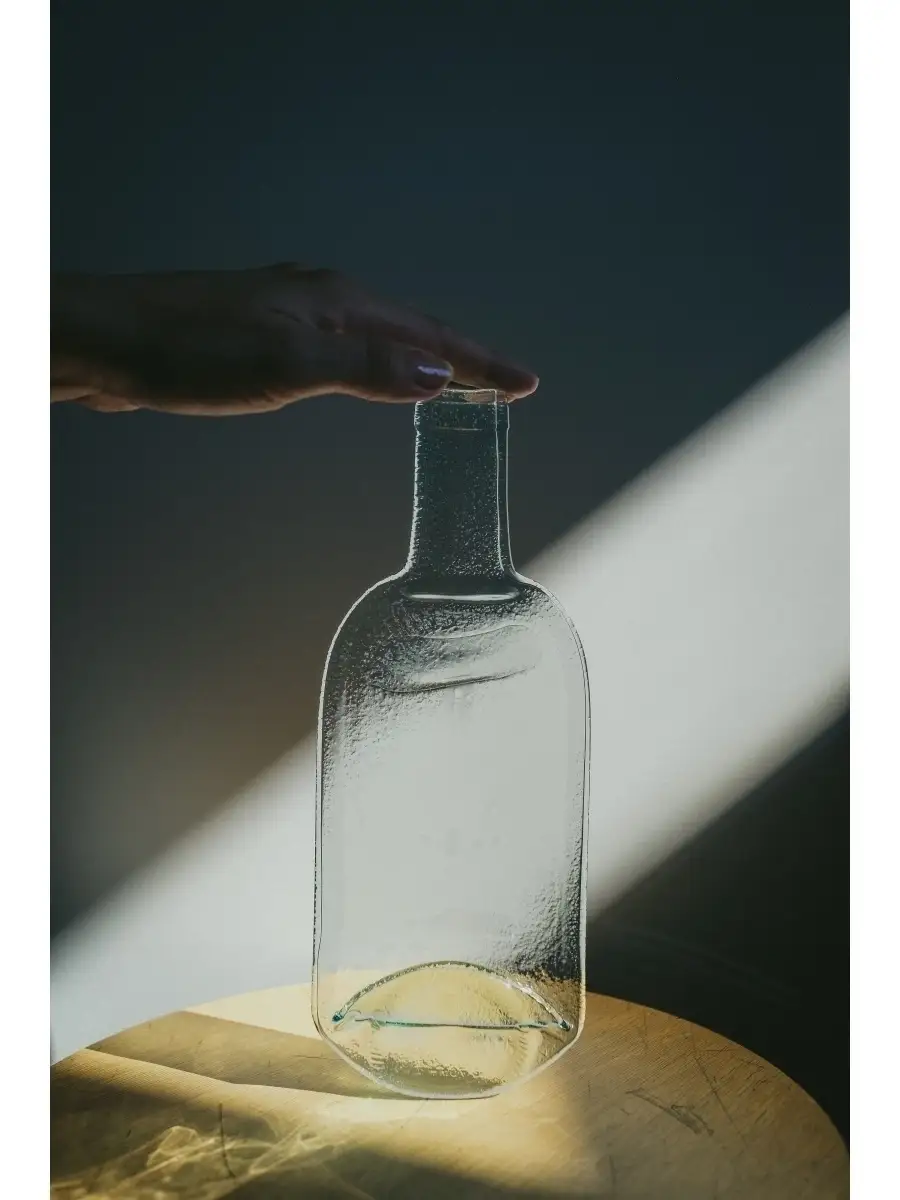Как сделать красивый подсвечник из бутылки?